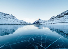 这回真的藏不住了:我不站队,只把隐藏规则摆出来:合租屋的灯